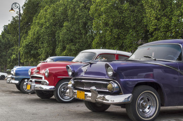 Fototapeta na wymiar Old american cars in Havana, Cuba