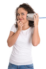 Junges freigestelltes Mädchen lauscht verträumt am Telefon