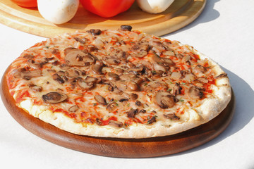Pizza mit Champignons und Käse