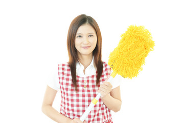 掃除をする笑顔の女性