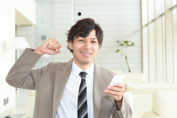 ガッツポーズのビジネスマン