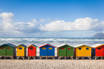 Rij felgekleurde hutten op het strand van Muizenberg. Muizenberg