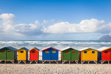 Foto op Plexiglas Zuid-Afrika Rij felgekleurde hutten op het strand van Muizenberg. Muizenberg