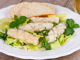 Calamari with green salad and lemon