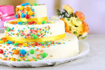 Obraz na płótnie Canvas Beautiful tasty birthday cake and gifts on color background