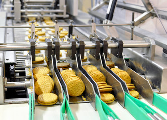 Fliessbandarbeit in d. Lebensmittelindustrie - Keksherstellung