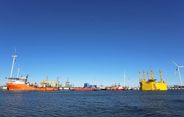 Fototapeta premium Offshore-Versorgungshafen