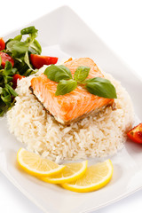 Grilled salmon, white rice and vegetables
