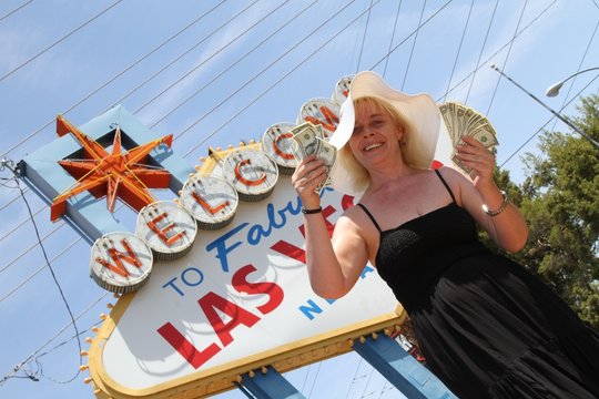 Lady zeigt Dollarnoten / Las Vegas / Wahrzeichen