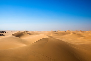 Fototapeta na wymiar Sconfinato deserto della Namibia dall'alto