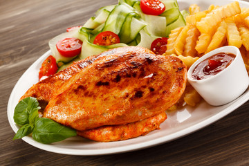 Grilled chicken fillets and vegetables