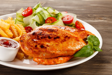 Grilled chicken fillets and vegetables