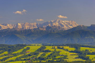 Panorama Landschaft in Bayern mit Zugspitze in den Alpen