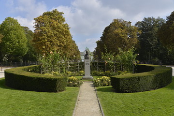 Le buste de Robert Schuman et ses garnitures