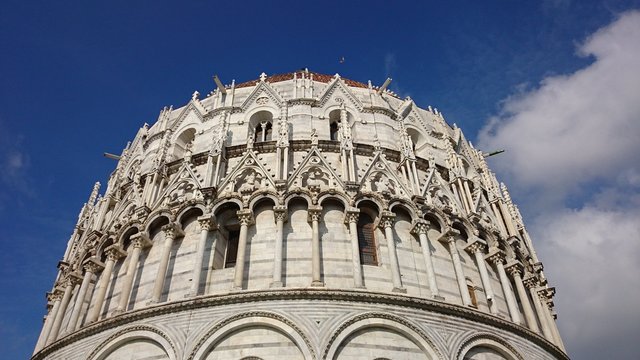 Baptisterium in Pisa vor blauem Himmel