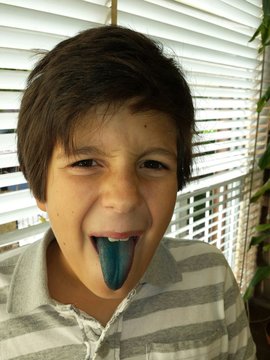 Bambino con lingua blu
