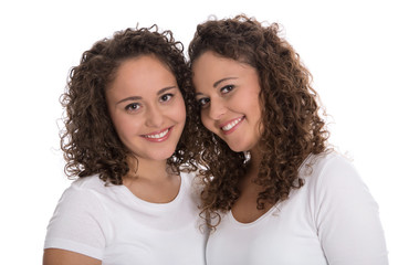 Freunde fürs Leben: Zwillingsschwestern freigestellt mit Locken