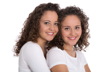 Zwillinge freigestellt mit natürlichen Locken