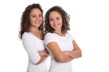 Team Konzept: Reale Zwillinge lachend isoliert auf Weiß