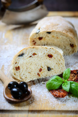 Ciabatta mit Oliven und Tomaten