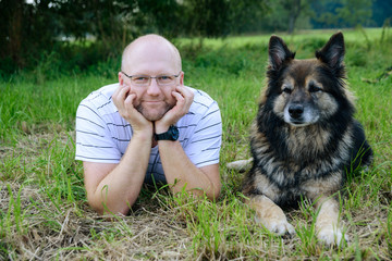 Mann mit Sch&auml;ferhund-Mix