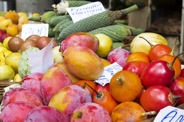 Frische Südfrüchte auf einem Markt