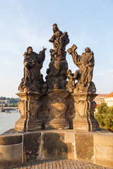 Obraz premium antike Skulpturen auf der Karlsbrücke in Prag