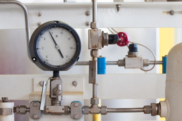 Pressure gauge for measuring pressure in the system