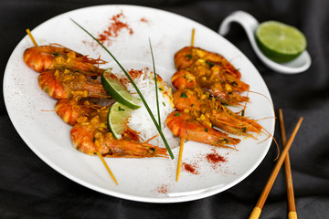 assiette de brochettes de gambas sautées  4