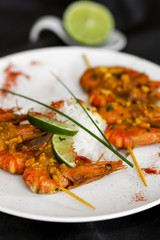 assiette de brochettes de gambas sautées 2