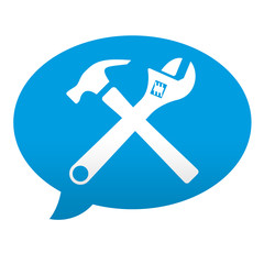 Etiqueta tipo app azul comentario martillo y llave inglesa