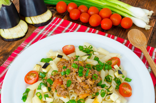 Pasta with bolognese sauce and eggplant