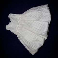 Robe petite fille blanche sous fond noir