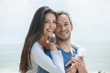 Obraz premium portrait of a loving couple before the sea in summertime