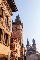 Fototapeta na wymiar Altstädter Rathausturm und Teynkirche in Prag