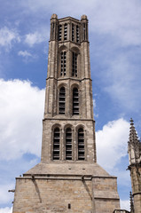 Fototapeta na wymiar Clocher de la Cathédrale Saint Etienne de Limoges