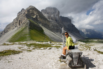 CAMMINATRICE IN RIPOSO SULLE DOLOMITI