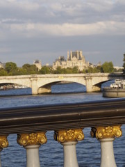 Fototapeta na wymiar Puente sobre el Sena y Museo Louvre al fondo
