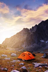 Foto op Plexiglas Toeristisch kamperen in de bergen © tolstnev