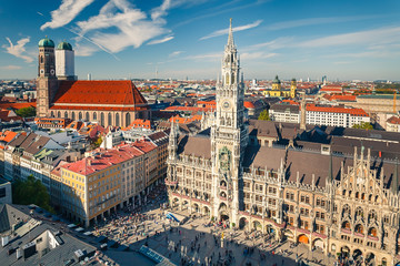 Naklejka premium Widok z lotu ptaka na zabytkowe centrum Monachium