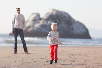 Fototapeta na wymiar family at californian beach