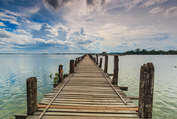 Obraz premium U bein bridge at Taungthaman lake in Amarapura, Myanmar