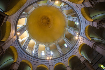 Fototapeta na wymiar Battistero Pisa interior view, Piazza del Duomo