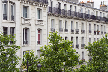 Obraz premium Fassade eines modernen Wohngebäudes Paris, Frankreich