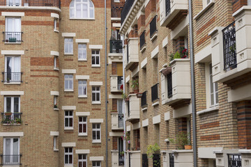 Fototapeta premium Fassade eines modernen Wohngebäudes in Paris, Frankreich