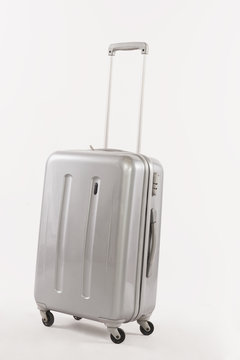 Silber Koffer mit langem Griff vor weißem Hintergrund
