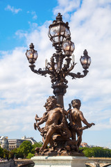 Fototapeta na wymiar antike Straßenlampe auf der Pont Alexandre III in Paris
