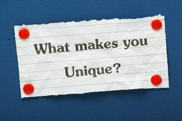 The question What Makes You Unique? on a blue notice board - obrazy, fototapety, plakaty