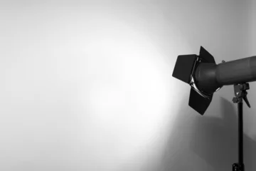 Fotobehang Licht en schaduw Lege studioachtergrond en zaklamp op lichtgrijs