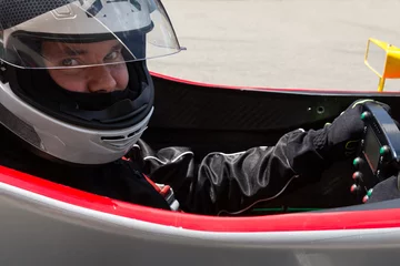 Rolgordijnen Formule-coureur in de cockpit © checker